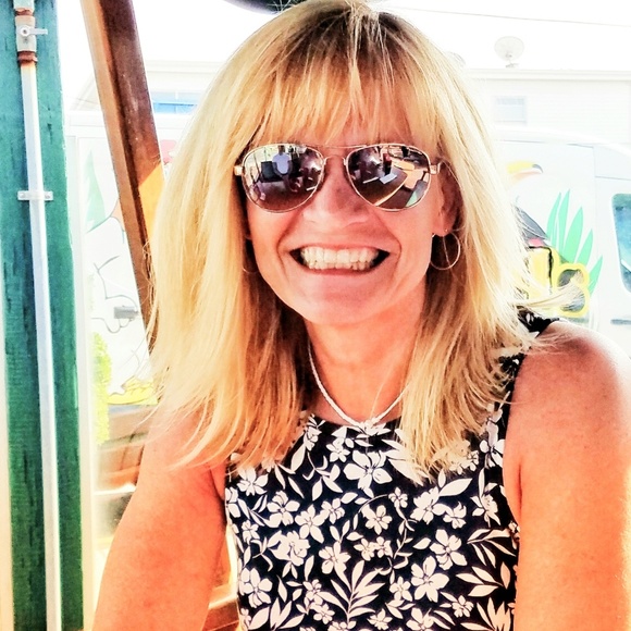 Meet your Posher, Gayle - Picture 2 of 2